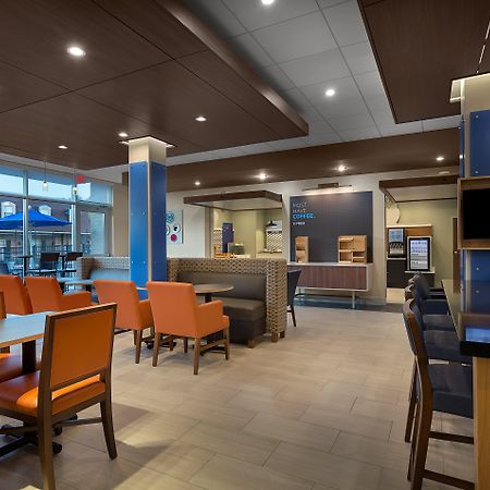 Holiday Inn Express & Suites - Fayetteville South By Ihg Exterior photo