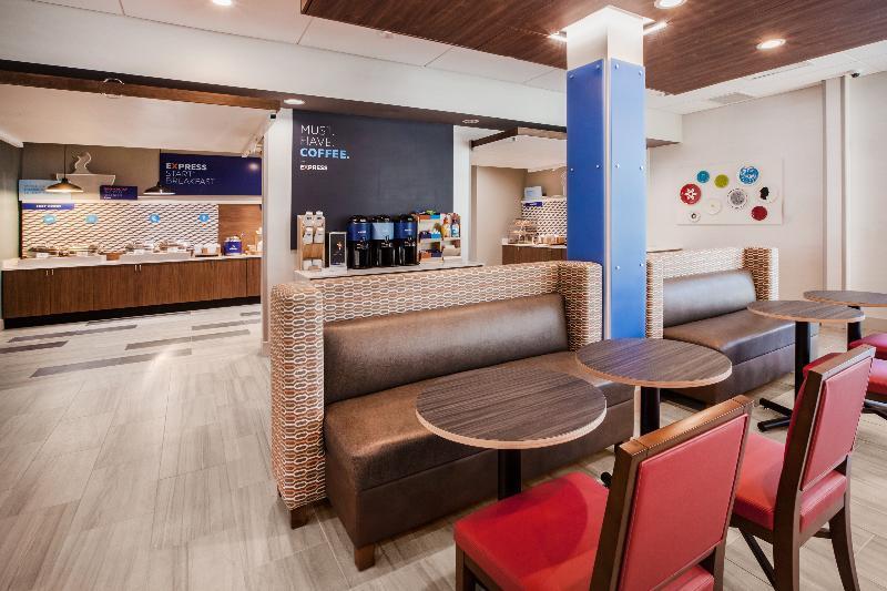 Holiday Inn Express & Suites - Fayetteville South By Ihg Exterior photo